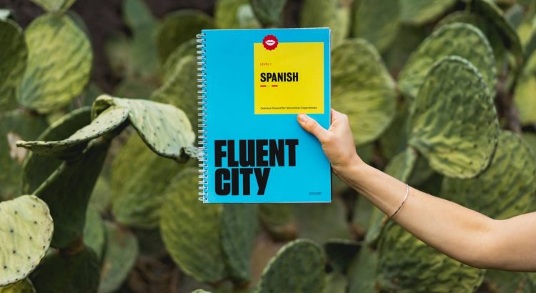 Una persona sostiene un libro para aprender español